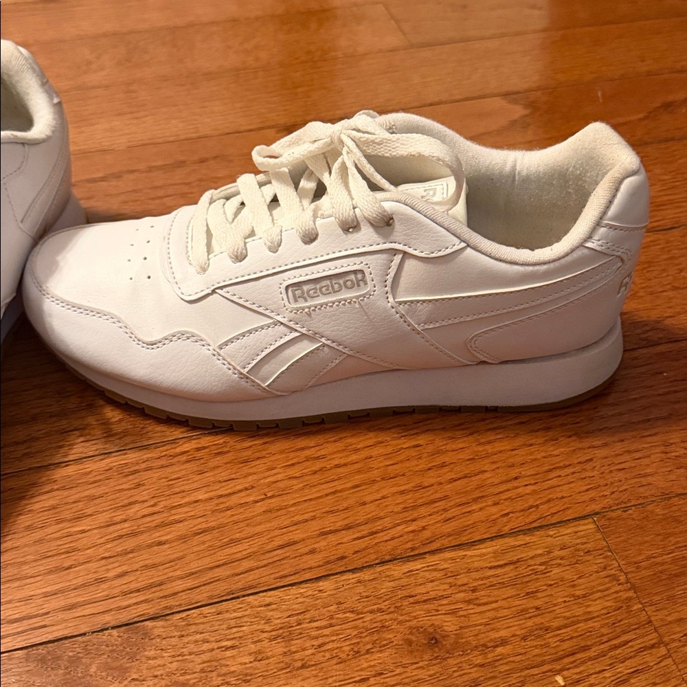 Reebok white sneaker size 9